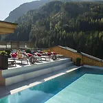 Alpin Tuxerhof 턱스